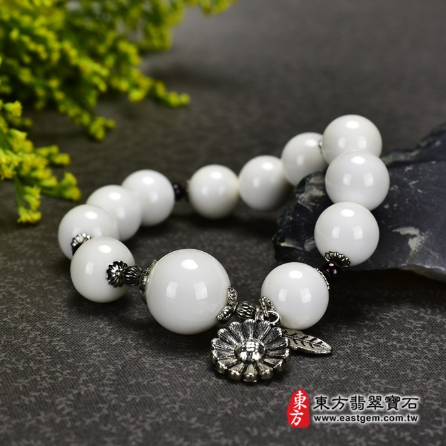 白硨磲手鍊（白硨磲珠子，珠徑約4-15mm，12顆白硨磲+4顆紅珠，WCG034）。客製化設計各種白硨磲珠串、白硨磲珠子、白硨磲手鍊、白硨磲手珠。★附東方翡翠寶石保證卡-商品圖