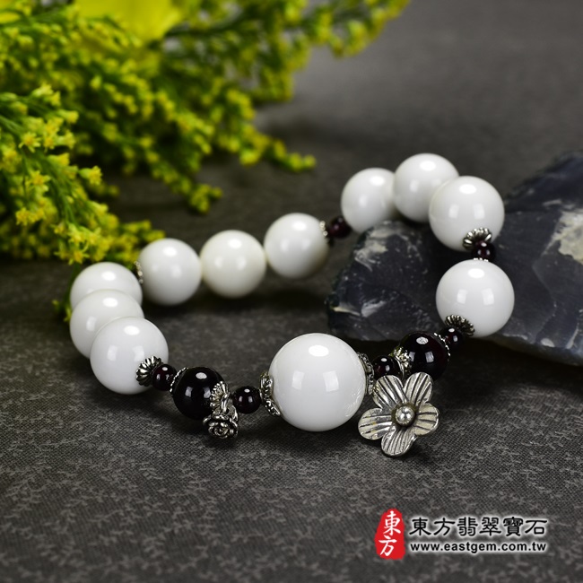 白硨磲手鍊（白硨磲珠子，珠徑約4-14mm，11顆白硨磲+9顆紅珠，WCG035）。客製化設計各種白硨磲珠串、白硨磲珠子、白硨磲手鍊、白硨磲手珠。★附東方翡翠寶石保證卡-商品圖