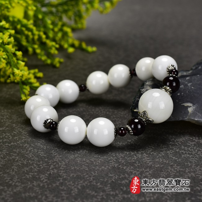白硨磲手鍊（白硨磲珠子，珠徑約4-15mm，11顆白硨磲+8顆紅珠，WCG036）。客製化設計各種白硨磲珠串、白硨磲珠子、白硨磲手鍊、白硨磲手珠。★附東方翡翠寶石保證卡-商品圖