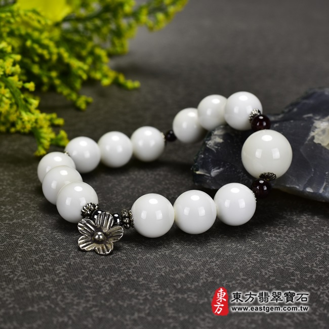 白硨磲手鍊（白硨磲珠子，珠徑約4-15mm，13顆白硨磲+4顆紅珠，WCG040）。客製化設計各種白硨磲珠串、白硨磲珠子、白硨磲手鍊、白硨磲手珠。★附東方翡翠寶石保證卡商品圖