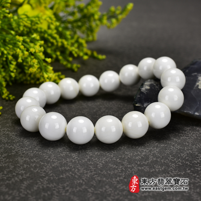白硨磲手鍊（白硨磲、東菱玉珠子，珠徑約14mm，17顆珠，WCG044）。客製化設計各種白硨磲珠串、白硨磲珠子、白硨磲手鍊、白硨磲手珠。★附東方翡翠寶石保證卡商品圖