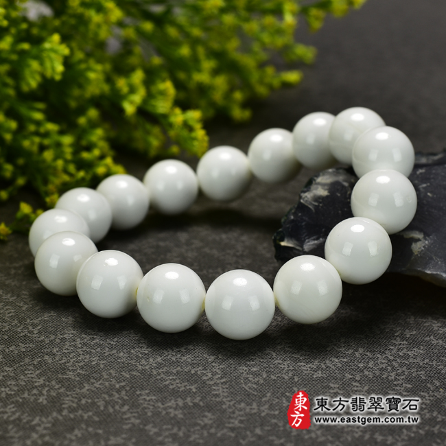 白硨磲手鍊（白硨磲珠子，珠徑約12mm，16顆珠，WCG102）。客製化設計各種白硨磲珠串、白硨磲珠子、白硨磲手鍊、白硨磲手珠。★附東方翡翠寶石保證卡-商品圖