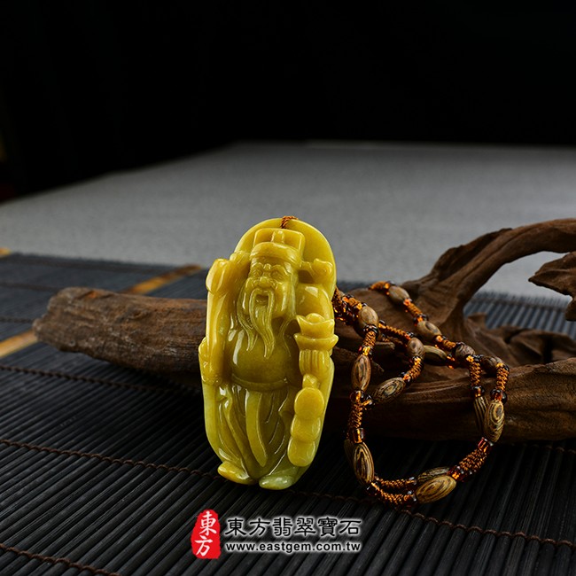 福德正神土地公財神爺左側照片 （已售出勿下標，可訂做）翡翠福德正神土地公財神爺項鍊玉珮（福德正神土地公財神爺：福德正神土地公財神爺牌A貨翡翠福德正神土地公財神爺玉珮、緬甸玉福德正神土地公財神爺玉墜）。黃翡翠福德正神土地公財神爺，CG007。客製化訂做各種翡翠福德正神土地公財神爺吊墜玉珮項鍊。★附A貨翡翠雙證書  