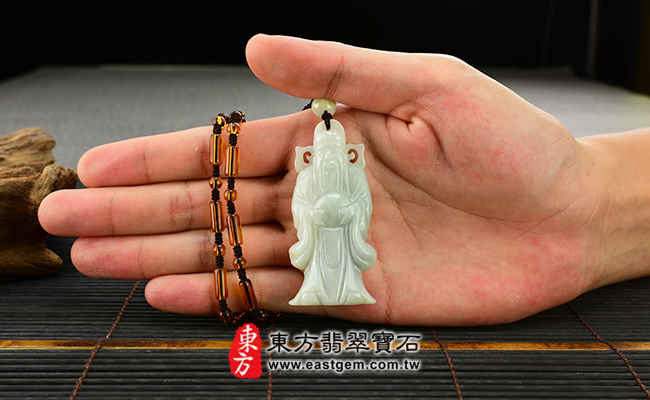 福德正神土地公財神爺大小示意圖照片 翡翠福德正神土地公財神爺項鍊玉珮（福德正神土地公財神爺：福德正神土地公財神爺牌A貨翡翠福德正神土地公財神爺玉珮、緬甸玉福德正神土地公財神爺玉墜）。白翡，淡色油青福德正神土地公財神爺，CG-003。客製化訂做各種翡翠福德正神土地公財神爺吊墜玉珮項鍊。★附A貨翡翠雙證書