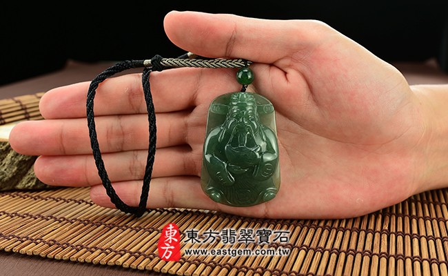 福德正神土地公財神爺大小示意圖照片 翡翠福德正神土地公財神爺項鍊玉珮（福德正神土地公財神爺：福德正神土地公財神爺牌A貨翡翠福德正神土地公財神爺玉珮、緬甸玉福德正神土地公財神爺玉墜）。油青種福德正神土地公財神爺，CG-002。客製化訂做各種翡翠福德正神土地公財神爺吊墜玉珮項鍊。★附A貨翡翠雙證書