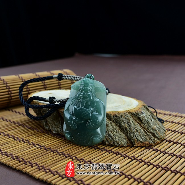福德正神土地公財神爺情境照片 翡翠福德正神土地公財神爺項鍊玉珮（福德正神土地公財神爺：福德正神土地公財神爺牌A貨翡翠福德正神土地公財神爺玉珮、緬甸玉福德正神土地公財神爺玉墜）。油青種福德正神土地公財神爺，CG-002。客製化訂做各種翡翠福德正神土地公財神爺吊墜玉珮項鍊。★附A貨翡翠雙證書