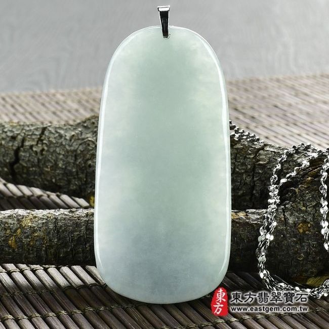 天上聖母/媽祖  背後照片 翡翠媽祖項鍊玉珮（天上聖母：媽祖牌A貨翡翠媽祖玉珮、緬甸玉媽祖玉墜）。綠色細豆種媽祖，MD018。客製化訂做各種翡翠媽祖吊墜玉珮項鍊。★附A貨翡翠雙證書