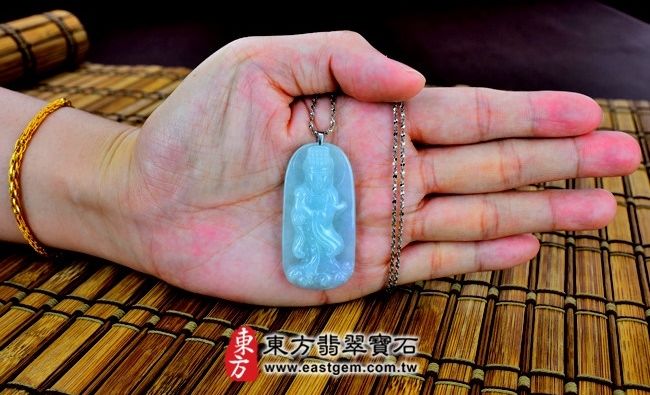 天上聖母/媽祖  實際大小示意照片 翡翠媽祖項鍊玉珮（天上聖母：媽祖牌A貨翡翠媽祖玉珮、緬甸玉媽祖玉墜）。綠色細豆種媽祖，MD018。客製化訂做各種翡翠媽祖吊墜玉珮項鍊。★附A貨翡翠雙證書