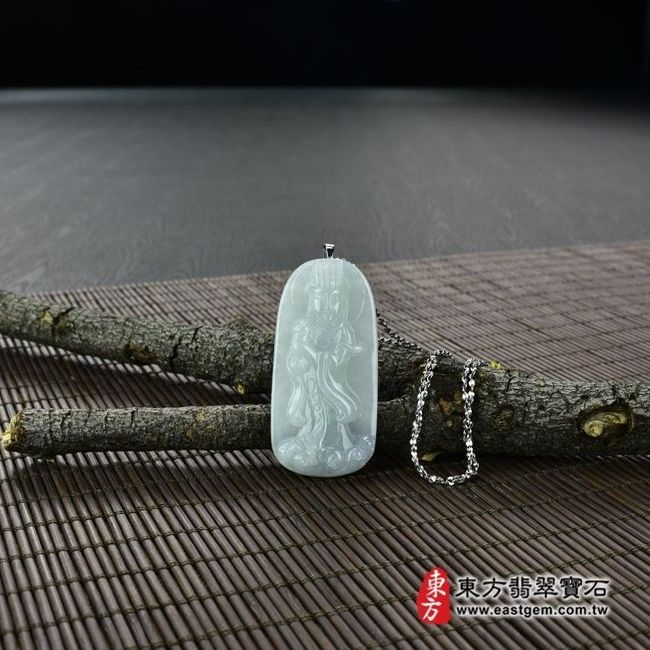 天上聖母/媽祖  情境照片 翡翠媽祖項鍊玉珮（天上聖母：媽祖牌A貨翡翠媽祖玉珮、緬甸玉媽祖玉墜）。綠色細豆種媽祖，MD018。客製化訂做各種翡翠媽祖吊墜玉珮項鍊。★附A貨翡翠雙證書