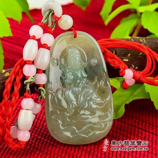 普賢菩薩  左側照片 翡翠普賢菩薩項鍊玉珮（遍吉菩薩：普賢菩薩牌A貨翡翠普賢菩薩玉珮、緬甸玉普賢菩薩玉墜）。細糯種飄花帶底色，微冰種普賢菩薩， BS010。客製化訂做各種翡翠普賢菩薩吊墜玉珮項鍊。★附A貨翡翠雙證書