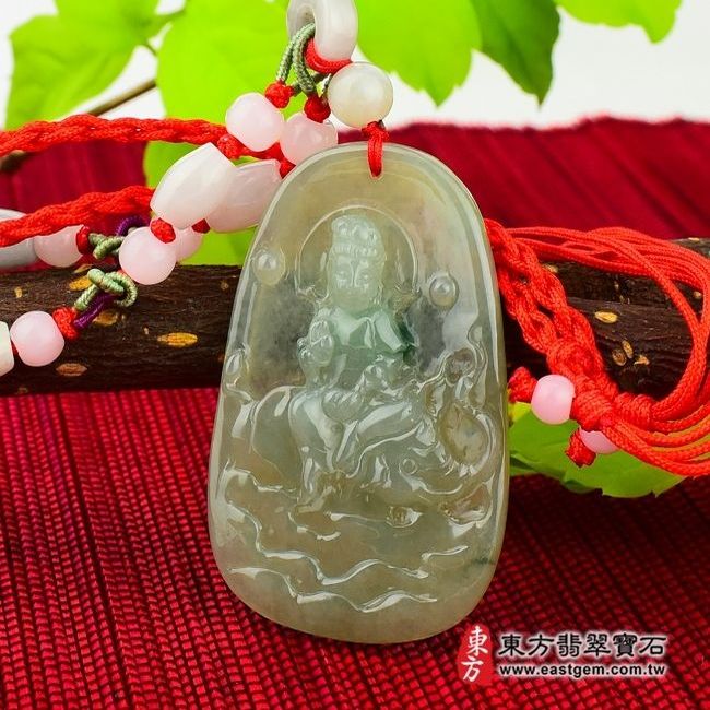 普賢菩薩  右側照片 翡翠普賢菩薩項鍊玉珮（遍吉菩薩：普賢菩薩牌A貨翡翠普賢菩薩玉珮、緬甸玉普賢菩薩玉墜）。細糯種飄花帶底色，微冰種普賢菩薩， BS010。客製化訂做各種翡翠普賢菩薩吊墜玉珮項鍊。★附A貨翡翠雙證書