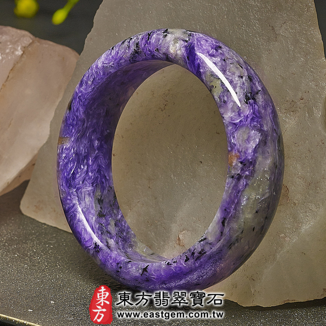 紫龍晶天然手鐲玉鐲右側照片  紫龍晶手鐲。（紫色帶白色，圓鐲17.5）PU003。客製化訂做各種紫龍晶手鐲。★附東方翡翠寶石雙證書