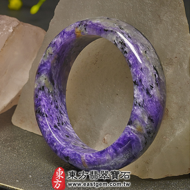 紫龍晶天然手鐲玉鐲右側照片  紫龍晶手鐲。（紫色帶白色，圓鐲17.5）PU003。客製化訂做各種紫龍晶手鐲。★附東方翡翠寶石雙證書