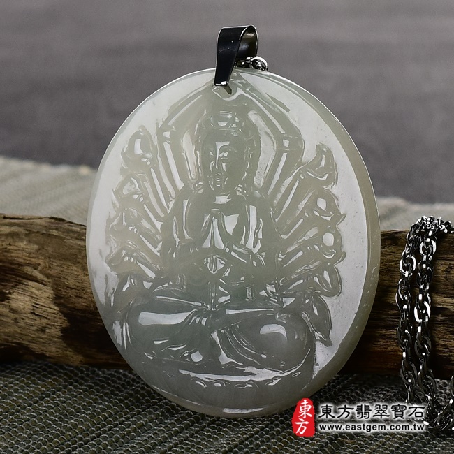 翡翠千手觀音項鍊玉珮右側照片 翡翠千手觀音項鍊玉珮（千手觀音：千手觀音牌A貨翡翠千手觀音玉珮、緬甸玉千手觀音玉墜）。淡綠色糯豆種千手觀音，LH026。客製化訂做各種翡翠千手觀音吊墜玉珮項鍊。★附A貨翡翠雙證書