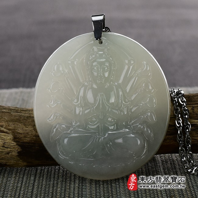 翡翠千手觀音項鍊玉珮情境照片 翡翠千手觀音項鍊玉珮（千手觀音：千手觀音牌A貨翡翠千手觀音玉珮、緬甸玉千手觀音玉墜）。淡綠色糯豆種千手觀音，LH026。客製化訂做各種翡翠千手觀音吊墜玉珮項鍊。★附A貨翡翠雙證書