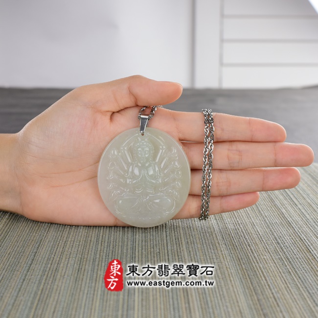 翡翠千手觀音項鍊玉珮大小示意圖 翡翠千手觀音項鍊玉珮（千手觀音：千手觀音牌A貨翡翠千手觀音玉珮、緬甸玉千手觀音玉墜）。淡綠色糯豆種千手觀音，LH026。客製化訂做各種翡翠千手觀音吊墜玉珮項鍊。★附A貨翡翠雙證書