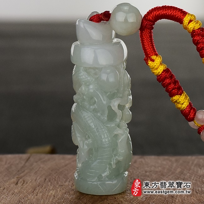 龍項鍊玉珮背面照片   翡翠龍項鍊玉珮（祥龍瑞氣，招財如意龍：龍牌A貨翡翠龍玉珮、緬甸玉龍玉墜、龍十二生肖項鍊）。淡綠色糯種龍，DR216。客製化訂做各種翡翠龍吊墜玉珮項鍊。★附A貨翡翠雙證書.jpg