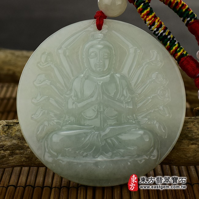千手觀音項鍊玉珮正面照片   翡翠千手觀音項鍊玉珮（千手觀音：千手觀音牌A貨翡翠千手觀音玉珮、緬甸玉千手觀音玉墜）。淡綠色糯豆種千手觀音，LH039。客製化訂做各種翡翠千手觀音吊墜玉珮項鍊。★附A貨翡翠雙證書.jpg