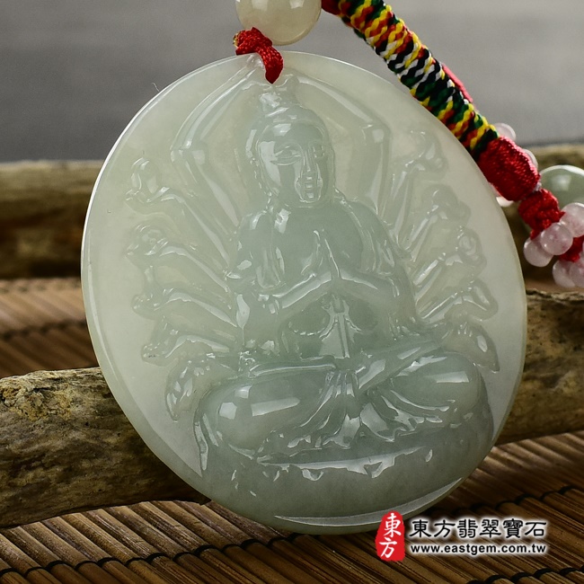 千手觀音項鍊玉珮左側照片   翡翠千手觀音項鍊玉珮（千手觀音：千手觀音牌A貨翡翠千手觀音玉珮、緬甸玉千手觀音玉墜）。淡綠色糯豆種千手觀音，LH039。客製化訂做各種翡翠千手觀音吊墜玉珮項鍊。★附A貨翡翠雙證書.jpg