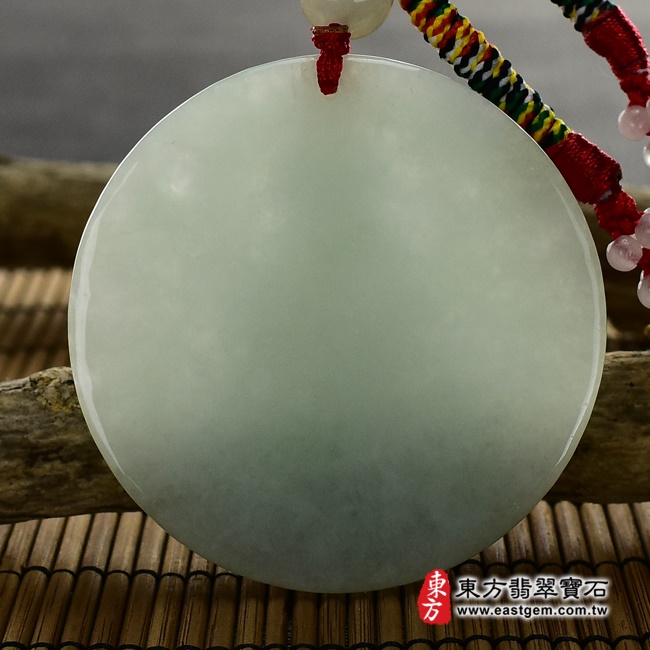 千手觀音項鍊玉珮背面照片   翡翠千手觀音項鍊玉珮（千手觀音：千手觀音牌A貨翡翠千手觀音玉珮、緬甸玉千手觀音玉墜）。淡綠色糯豆種千手觀音，LH039。客製化訂做各種翡翠千手觀音吊墜玉珮項鍊。★附A貨翡翠雙證書.jpg