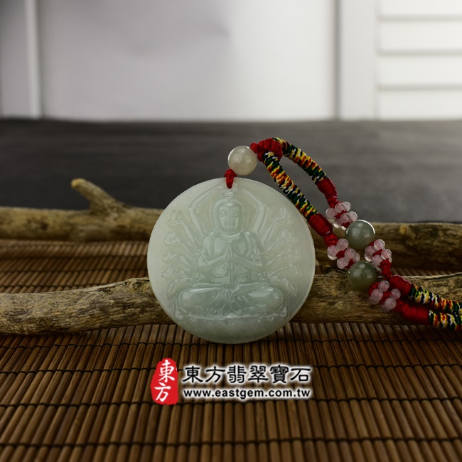 千手觀音項鍊玉珮意境照片   翡翠千手觀音項鍊玉珮（千手觀音：千手觀音牌A貨翡翠千手觀音玉珮、緬甸玉千手觀音玉墜）。淡綠色糯豆種千手觀音，LH039。客製化訂做各種翡翠千手觀音吊墜玉珮項鍊。★附A貨翡翠雙證書.jpg