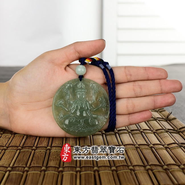 千手觀音項鍊玉珮大小示意圖照片 翡翠千手觀音項鍊玉珮(千手觀音:千手觀音牌A貨翡翠千手觀音玉珮、緬甸玉千手觀音玉墜)。油青糯冰種千手觀音,LH043。客製化訂做各種翡翠千手觀音吊墜玉珮項鍊。★附A貨翡翠雙證書.jpg 千手觀音項鍊玉珮大小示意圖照片 翡翠千手觀音項鍊玉珮(千手觀音:千手觀音牌A貨翡翠千手觀音玉珮、緬甸玉千手觀音玉墜)。油青糯冰種千手觀音,LH043。客製化訂做各種翡翠千手觀音吊墜玉珮項鍊。★附A貨翡翠雙證書.jpg