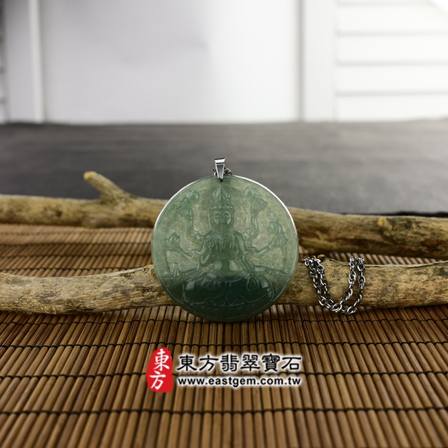 千手觀音項鍊玉珮意境照片   翡翠千手觀音項鍊玉珮（千手觀音：千手觀音牌A貨翡翠千手觀音玉珮、緬甸玉千手觀音玉墜）。油青糯冰種千手觀音，LH044。客製化訂做各種翡翠千手觀音吊墜玉珮項鍊。★附A貨翡翠雙證書.jpg