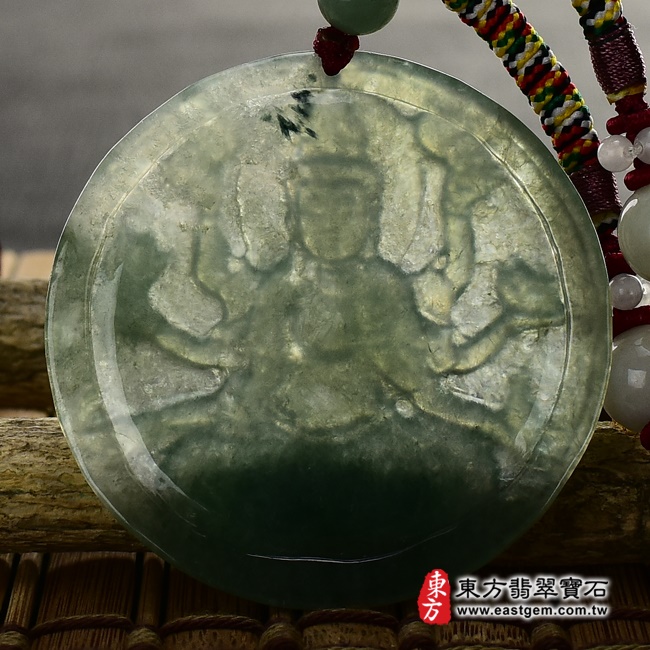 千手觀音項鍊玉珮背面照片   翡翠千手觀音項鍊玉珮（千手觀音：千手觀音牌A貨翡翠千手觀音玉珮、緬甸玉千手觀音玉墜）。油青糯冰種千手觀音，LH046。客製化訂做各種翡翠千手觀音吊墜玉珮項鍊。★附A貨翡翠雙證書.jpg