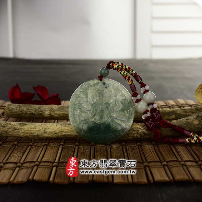 千手觀音項鍊玉珮意境照片   翡翠千手觀音項鍊玉珮（千手觀音：千手觀音牌A貨翡翠千手觀音玉珮、緬甸玉千手觀音玉墜）。油青糯冰種千手觀音，LH046。客製化訂做各種翡翠千手觀音吊墜玉珮項鍊。★附A貨翡翠雙證書.jpg