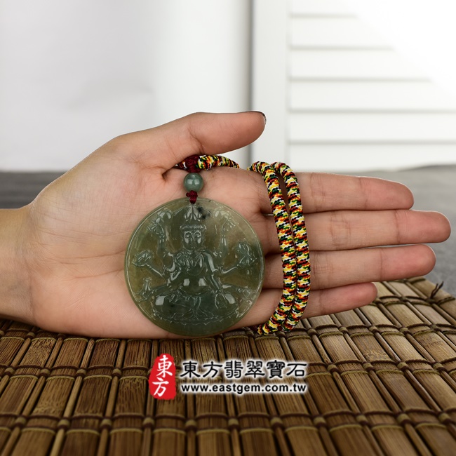 千手觀音項鍊玉珮大小示意圖照片   翡翠千手觀音項鍊玉珮（千手觀音：千手觀音牌A貨翡翠千手觀音玉珮、緬甸玉千手觀音玉墜）。油青糯冰種千手觀音，LH046。客製化訂做各種翡翠千手觀音吊墜玉珮項鍊。★附A貨翡翠雙證書.jpg