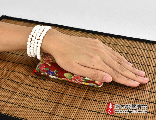 白硨磲手珠大小示意圖  白硨磲手鍊（白硨磲，珠徑約6mm，WCG062）。客製化設計各種白硨磲珠串、白硨磲珠子、白硨磲手鍊、白硨磲手珠。★附東方翡翠寶石保證卡
