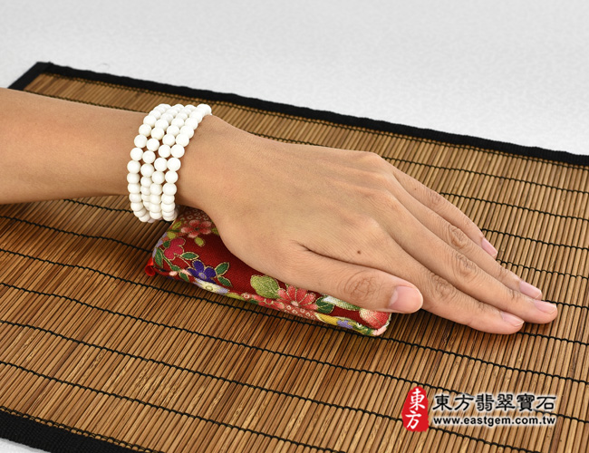 白硨磲手珠大小示意圖  白硨磲手鍊（白硨磲，珠徑約6mm，WCG096）。客製化設計各種白硨磲珠串、白硨磲珠子、白硨磲手鍊、白硨磲手珠。★附東方翡翠寶石保證卡
