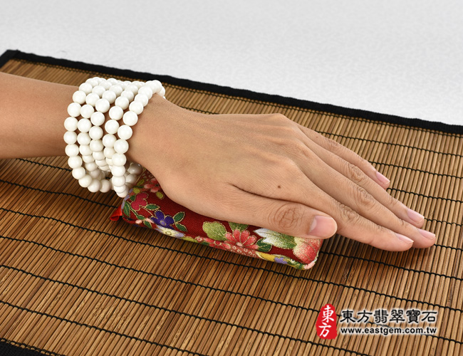 白硨磲手珠大小示意照片  白硨磲手鍊（白硨磲，珠徑約8mm，WCG097）。客製化設計各種白硨磲珠串、白硨磲珠子、白硨磲手鍊、白硨磲手珠。★附東方翡翠寶石保證卡