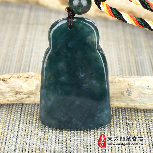福德正神土地公財神爺項鍊玉珮正背面照片  水草玉福德正神土地公財神爺項鍊玉珮（福德正神：福德正神土地公財神爺牌水草玉福德正神土地公財神爺玉珮、水草玉福德正神土地公財神爺玉墜）。墨綠帶褐水草玉福德正神土地公財神爺，TD032。客製化訂做各種水草玉福德正神土地公財神爺吊墜玉珮項鍊。★附東方翡翠寶石保證卡