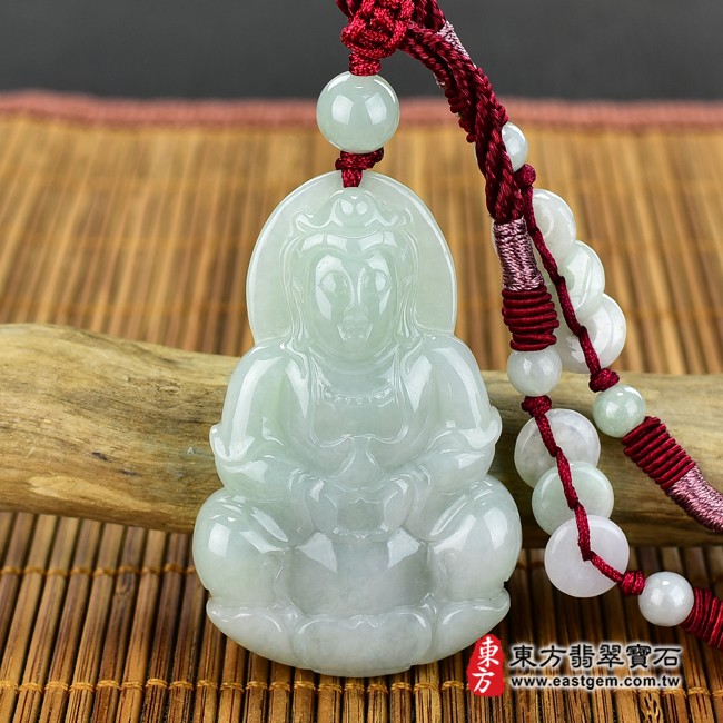 翡翠觀世音菩薩項鍊玉珮情境照片　　（已出售勿下標，可訂做）翡翠觀世音菩薩項鍊玉珮（觀世音菩薩，寶瓶觀音：觀世音菩薩牌A貨翡翠觀世音菩薩玉珮、緬甸玉觀世音菩薩玉墜）。淡綠色糯種觀世音菩薩，GY780。客製化訂做各種翡翠觀世音菩薩吊墜玉珮項鍊。★附A貨翡翠雙證書