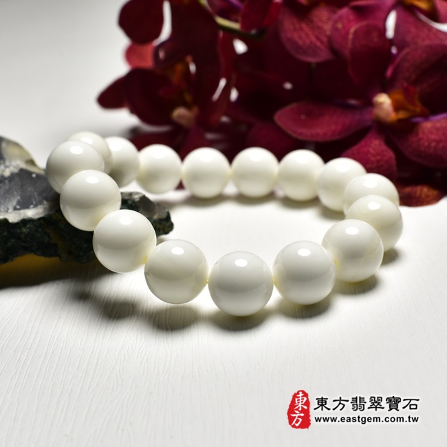 白硨磲手鍊左側照片 白硨磲手鍊（白硨磲珠子，珠徑約14mm，16顆白硨磲，WCG027）。客製化設計各種白硨磲珠串、白硨磲珠子、白硨磲手鍊、白硨磲手珠。★附東方翡翠寶石保證卡