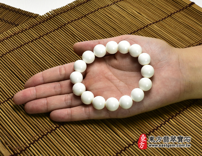 白硨磲手鍊大小示意照片 白硨磲手鍊（白硨磲珠子，珠徑約14mm，16顆珠，WCG050）。客製化設計各種白硨磲珠串、白硨磲珠子、白硨磲手鍊、白硨磲手珠。★附東方翡翠寶石保證卡