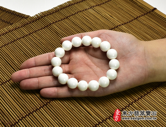 白硨磲手鍊大小示意照片 白硨磲手鍊（白硨磲珠子，珠徑約14mm，16顆珠，WCG055）。客製化設計各種白硨磲珠串、白硨磲珠子、白硨磲手鍊、白硨磲手珠。★附東方翡翠寶石保證卡