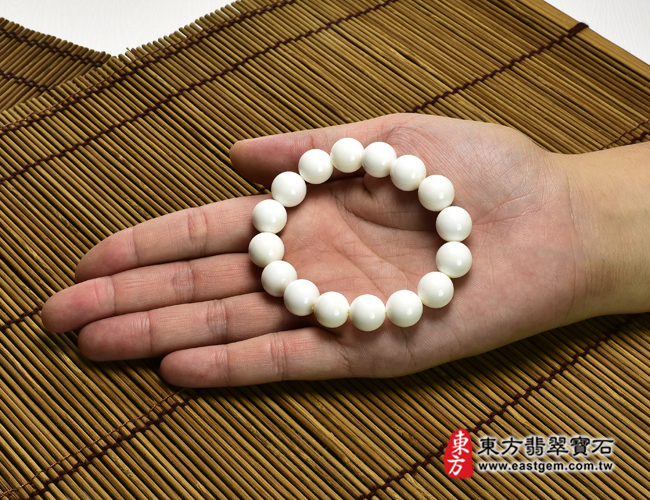 白硨磲手鍊大小示意照片 白硨磲手鍊（白硨磲珠子，珠徑約12mm，16顆珠，WCG056）。客製化設計各種白硨磲珠串、白硨磲珠子、白硨磲手鍊、白硨磲手珠。★附東方翡翠寶石保證卡