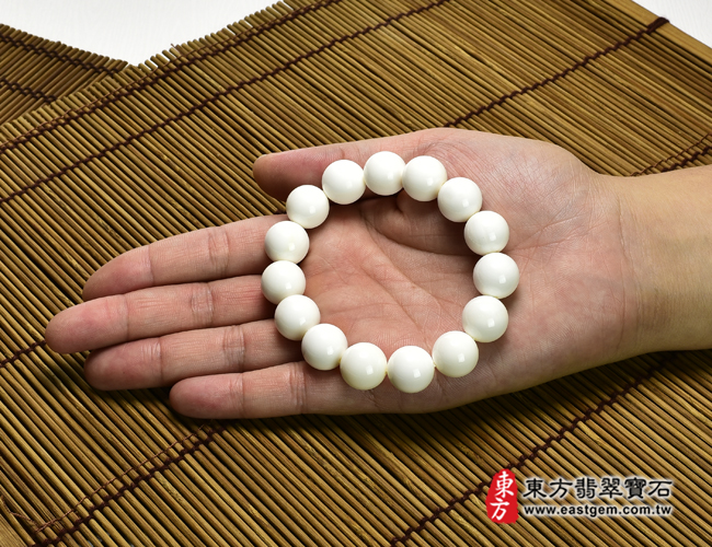 白硨磲手鍊大小示意照片 白硨磲手鍊（白硨磲珠子，珠徑約14mm，15顆珠，WCG058）。客製化設計各種白硨磲珠串、白硨磲珠子、白硨磲手鍊、白硨磲手珠。★附東方翡翠寶石保證卡
