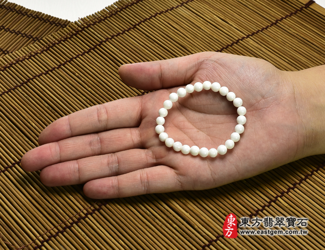 白硨磲手鍊大小示意照片 白硨磲手鍊（白硨磲珠子，珠徑約6mm，26顆珠，WCG069）。客製化設計各種白硨磲珠串、白硨磲珠子、白硨磲手鍊、白硨磲手珠。★附東方翡翠寶石保證卡