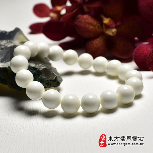 白硨磲手鍊左側照片 白硨磲手鍊（白硨磲珠子，珠徑約10mm，19顆珠，WCG084）。客製化設計各種白硨磲珠串、白硨磲珠子、白硨磲手鍊、白硨磲手珠。★附東方翡翠寶石保證卡