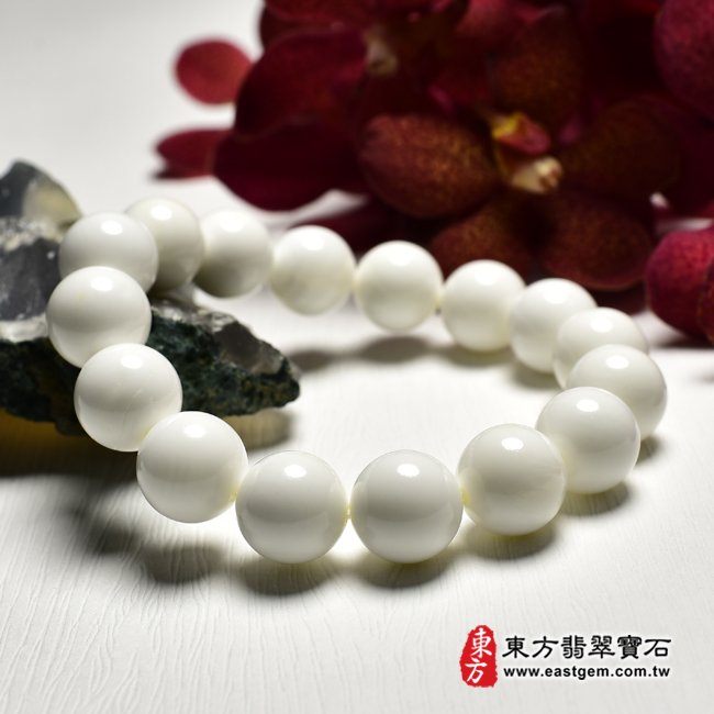 白硨磲手鍊左側照片 白硨磲手鍊（白硨磲珠子，珠徑約12mm，16顆珠，WCG098）。客製化設計各種白硨磲珠串、白硨磲珠子、白硨磲手鍊、白硨磲手珠。★附東方翡翠寶石保證卡