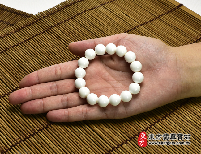白硨磲手鍊大小示意照片 白硨磲手鍊（白硨磲珠子，珠徑約12mm，16顆珠，WCG098）。客製化設計各種白硨磲珠串、白硨磲珠子、白硨磲手鍊、白硨磲手珠。★附東方翡翠寶石保證卡