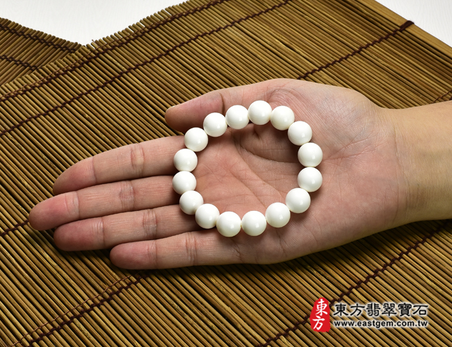 白硨磲手鍊大小示意照片 白硨磲手鍊（白硨磲珠子，珠徑約12mm，16顆珠，WCG102）。客製化設計各種白硨磲珠串、白硨磲珠子、白硨磲手鍊、白硨磲手珠。★附東方翡翠寶石保證卡