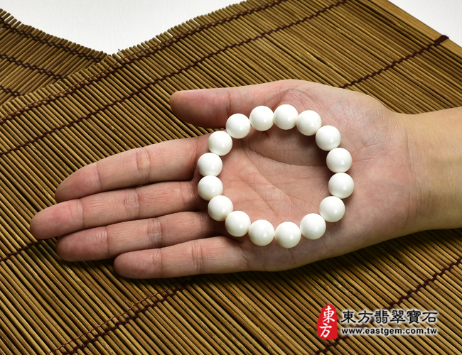 白硨磲手鍊大小示意照片 白硨磲手鍊（白硨磲珠子，珠徑約12mm，16顆珠，WCG103）。客製化設計各種白硨磲珠串、白硨磲珠子、白硨磲手鍊、白硨磲手珠。★附東方翡翠寶石保證卡