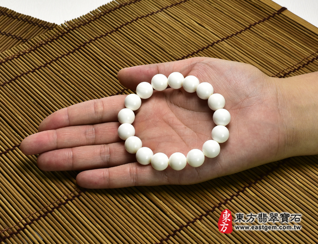 白硨磲手鍊大小示意照片 白硨磲手鍊（白硨磲珠子，珠徑約12mm，17顆珠，WCG106）。客製化設計各種白硨磲珠串、白硨磲珠子、白硨磲手鍊、白硨磲手珠。★附東方翡翠寶石保證卡