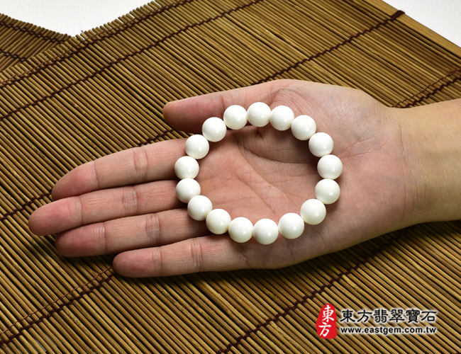 白硨磲手鍊大小示意照片 白硨磲手鍊（白硨磲珠子，珠徑約12mm，17顆珠，WCG107）。客製化設計各種白硨磲珠串、白硨磲珠子、白硨磲手鍊、白硨磲手珠。★附東方翡翠寶石保證卡