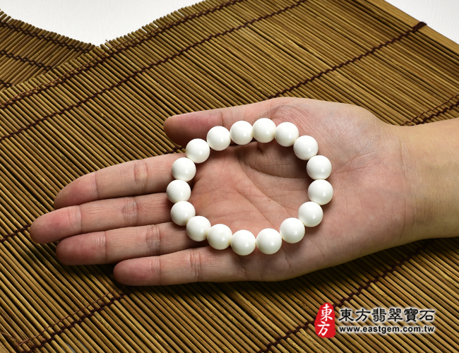 白硨磲手鍊大小示意照片 白硨磲手鍊（白硨磲珠子，珠徑約12mm，17顆珠，WCG108）。客製化設計各種白硨磲珠串、白硨磲珠子、白硨磲手鍊、白硨磲手珠。★附東方翡翠寶石保證卡