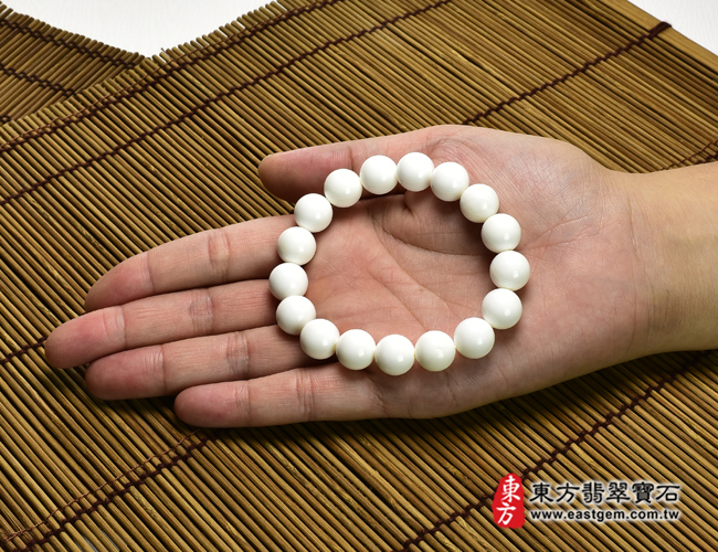 白硨磲手鍊大小示意照片 白硨磲手鍊（白硨磲珠子，珠徑約12mm，17顆珠，WCG109）。客製化設計各種白硨磲珠串、白硨磲珠子、白硨磲手鍊、白硨磲手珠。★附東方翡翠寶石保證卡